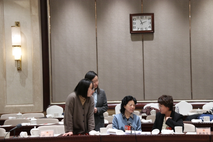3月7日上午，十四屆全國人大四次會議北京市代表團(tuán)舉行代表小組會議，審查計劃報告和草案、預(yù)算報告和草案。當(dāng)天上午會議結(jié)束后，全國人大代表，北京金象復(fù)星醫(yī)藥股份有限公司白塔寺藥店總藥劑師、執(zhí)業(yè)藥師張海鷗與部分代表、媒體仍在繼續(xù)討論。