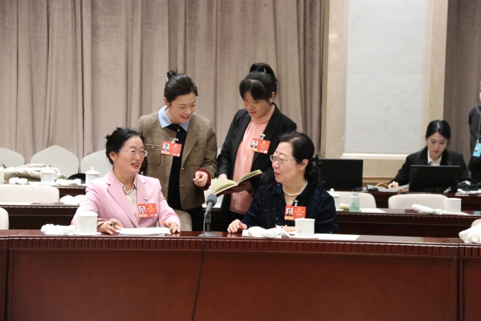 3月7日上午，十四屆全國人大四次會議北京市代表團(tuán)舉行代表小組會議，審查計劃報告和草案、預(yù)算報告和草案。當(dāng)天上午會議結(jié)束后，全國人大代表、北京婦產(chǎn)醫(yī)院內(nèi)分泌科主任阮祥燕與部分代表仍在繼續(xù)討論。
