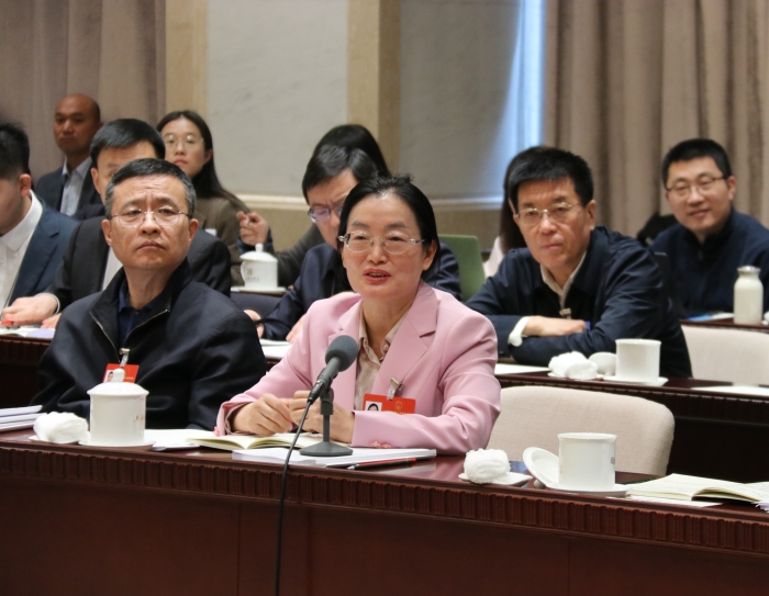 3月7日上午，十四屆全國人大四次會議北京市代表團(tuán)舉行代表小組會議，審查計劃報告和草案、預(yù)算報告和草案。全國人大代表、北京婦產(chǎn)醫(yī)院內(nèi)分泌科主任阮祥燕在會上發(fā)言。