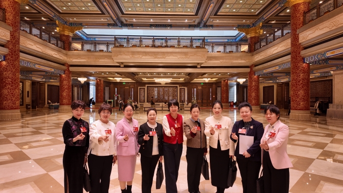3月7日下午，十四屆全國人大四次會議北京市代表團(tuán)舉行代表小組會議，審查計劃報告和草案、預(yù)算報告和草案。會后，全國人大代表，北京金象復(fù)星醫(yī)藥股份有限公司白塔寺藥店總藥劑師、執(zhí)業(yè)藥師張海鷗（左二）與部分代表仍在繼續(xù)討論。（記者蔣紅瑜 攝）