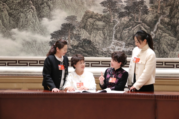 3月7日下午，十四屆全國人大四次會議北京市代表團(tuán)舉行代表小組會議，審查計劃報告和草案、預(yù)算報告和草案。會后，北京市代表團(tuán)部分女代表在三八婦女節(jié)來臨之際合影留念。（記者蔣紅瑜 攝）