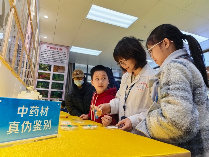 圖為檢驗(yàn)人員為孩子們講解中藥材知識(shí)。（何正君 攝）
