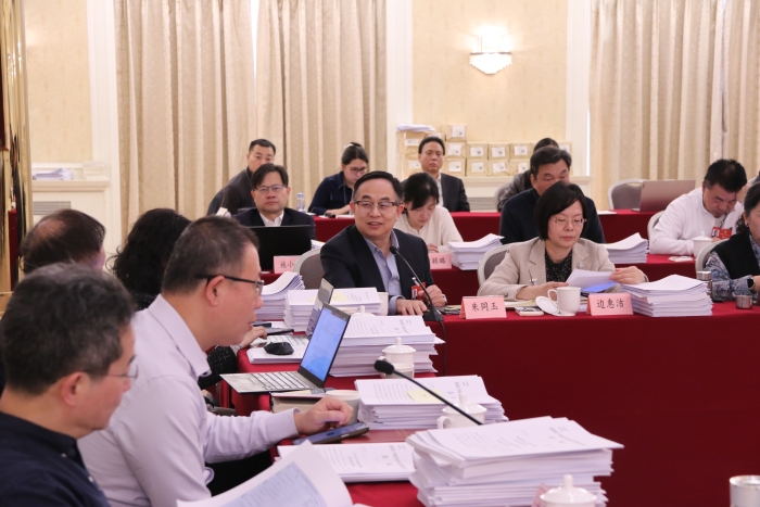 3月10日，全國政協(xié)十四屆四次會議舉行小組會議。圖為全國政協(xié)醫(yī)衛(wèi)界別部分委員在小組會議上發(fā)言。（記者李易真 攝）