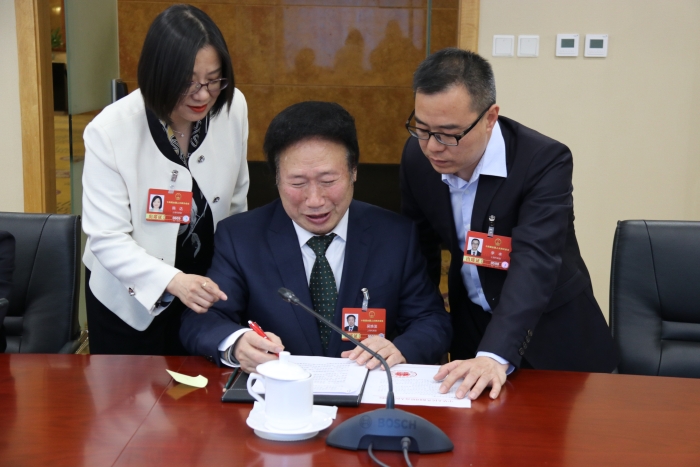3月11日下午，十四屆全國人大四次會議四川省代表團(tuán)舉行代表小組會議，審議關(guān)于政府工作報告、“十五五”規(guī)劃綱要、年度計劃、年度預(yù)算的四個決議草案。會后，全國人大代表、好醫(yī)生集團(tuán)董事長耿福能與部分代表仍在熱烈討論。（記者蔣紅瑜 攝）
