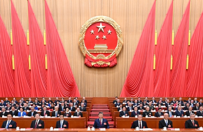 3月12日下午，第十四屆全國(guó)人民代表大會(huì)第四次會(huì)議在北京人民大會(huì)堂閉幕。黨和國(guó)家領(lǐng)導(dǎo)人習(xí)近平、李強(qiáng)、王滬寧、蔡奇、丁薛祥、李希、韓正等在主席臺(tái)就座。新華社記者 謝環(huán)馳 攝