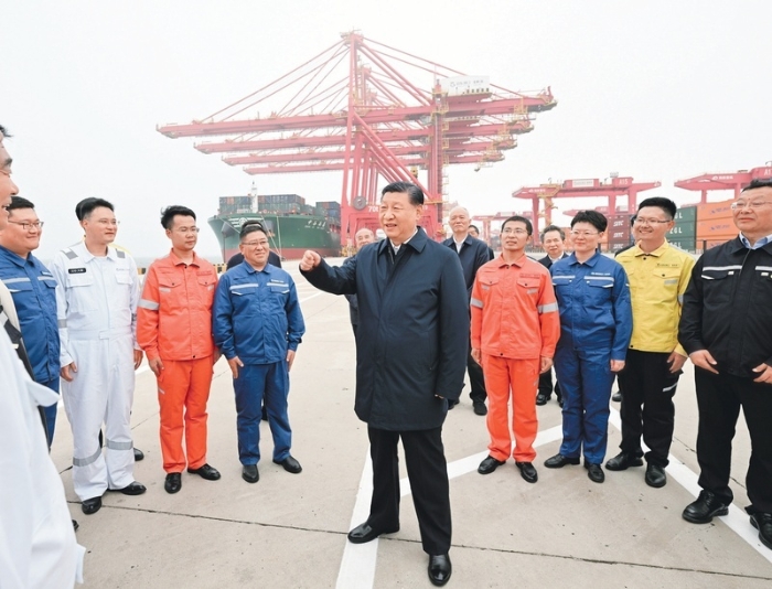 2024年5月22日至24日，中共中央總書記、國家主席、中央軍委主席習近平在山東考察。這是22日下午，習近平在日照港親切慰問港口科技工作者、運營人員、航運人員。新華社記者