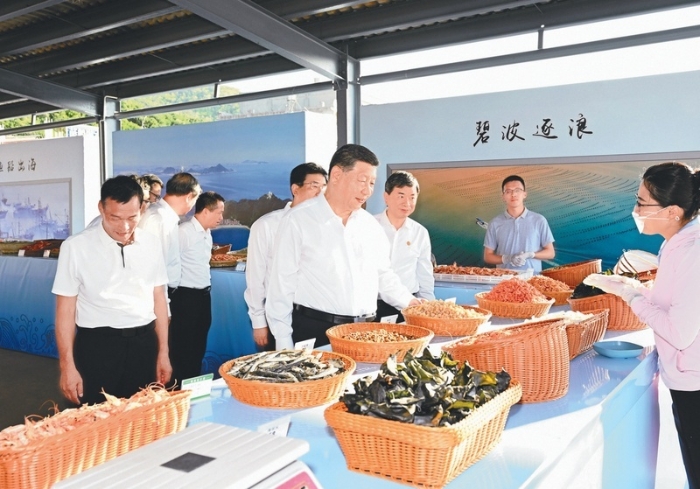 2024年10月15日至16日，中共中央總書記、國家主席、中央軍委主席習近平在福建考察。這是15日下午，習近平在漳州市東山縣陳城鎮(zhèn)澳角村考察時，了解海鮮干貨和漁獲產(chǎn)品交易情況。新華社記者