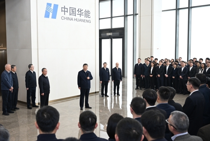 3月23日，中共中央總書記、國家主席、中央軍委主席習(xí)近平在河北雄安新區(qū)考察，并主持召開深入推進(jìn)雄安新區(qū)高質(zhì)量建設(shè)和發(fā)展座談會。這是23日上午，習(xí)近平同雄安新區(qū)入駐和在建疏解單位干部職工代表親切交流。新華社記者 李響 攝