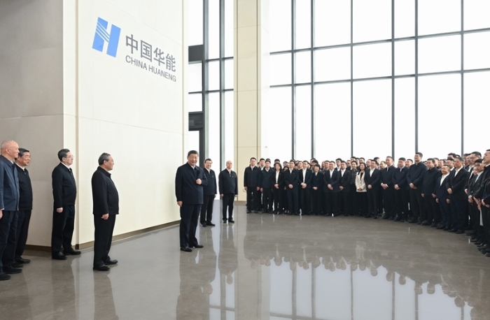 3月23日，中共中央總書記、國家主席、中央軍委主席習(xí)近平在河北雄安新區(qū)考察，并主持召開深入推進(jìn)雄安新區(qū)高質(zhì)量建設(shè)和發(fā)展座談會。這是23日上午，習(xí)近平同雄安新區(qū)入駐和在建疏解單位干部職工代表親切交流。新華社記者 燕雁 攝