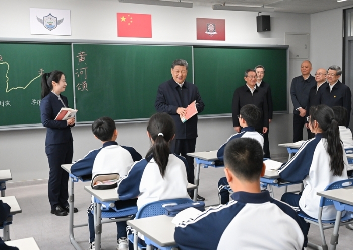3月23日，中共中央總書記、國家主席、中央軍委主席習(xí)近平在河北雄安新區(qū)考察，并主持召開深入推進(jìn)雄安新區(qū)高質(zhì)量建設(shè)和發(fā)展座談會。這是23日上午，習(xí)近平在北京四中雄安校區(qū)考察時，走進(jìn)教室同師生親切交談。新華社記者 謝環(huán)馳 攝