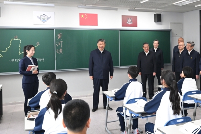 3月23日，中共中央總書記、國家主席、中央軍委主席習(xí)近平在河北雄安新區(qū)考察，并主持召開深入推進(jìn)雄安新區(qū)高質(zhì)量建設(shè)和發(fā)展座談會。這是23日上午，習(xí)近平在北京四中雄安校區(qū)考察時，走進(jìn)教室同師生親切交談。新華社記者 燕雁 攝