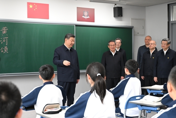 3月23日，中共中央總書記、國家主席、中央軍委主席習(xí)近平在河北雄安新區(qū)考察，并主持召開深入推進(jìn)雄安新區(qū)高質(zhì)量建設(shè)和發(fā)展座談會。這是23日上午，習(xí)近平在北京四中雄安校區(qū)考察時，走進(jìn)教室同師生親切交談。新華社記者 謝環(huán)馳 攝