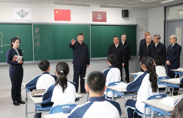 3月23日，中共中央總書記、國家主席、中央軍委主席習(xí)近平在河北雄安新區(qū)考察，并主持召開深入推進(jìn)雄安新區(qū)高質(zhì)量建設(shè)和發(fā)展座談會。這是23日上午，習(xí)近平在北京四中雄安校區(qū)考察時，走進(jìn)教室同師生親切交談。新華社發(fā)（盛佳鵬 攝）