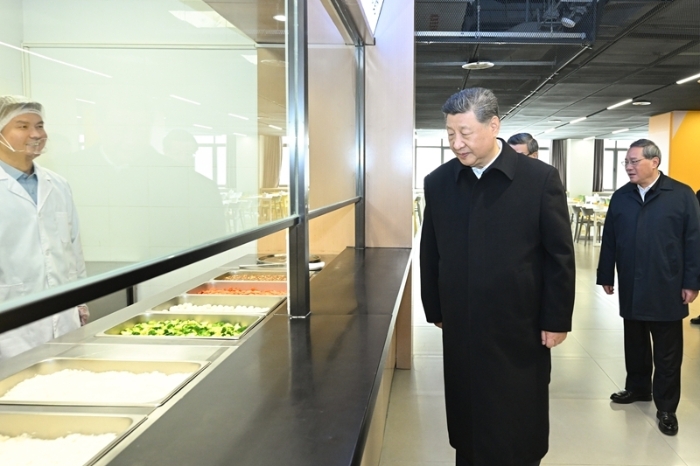 3月23日，中共中央總書記、國家主席、中央軍委主席習(xí)近平在河北雄安新區(qū)考察，并主持召開深入推進(jìn)雄安新區(qū)高質(zhì)量建設(shè)和發(fā)展座談會。這是23日上午，習(xí)近平在北京四中雄安校區(qū)食堂考察。新華社記者 燕雁 攝