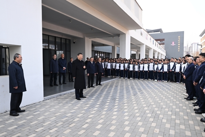 3月23日，中共中央總書記、國家主席、中央軍委主席習(xí)近平在河北雄安新區(qū)考察，并主持召開深入推進(jìn)雄安新區(qū)高質(zhì)量建設(shè)和發(fā)展座談會。這是23日上午，習(xí)近平在北京四中雄安校區(qū)考察時，同師生親切交流。新華社記者 謝環(huán)馳 攝