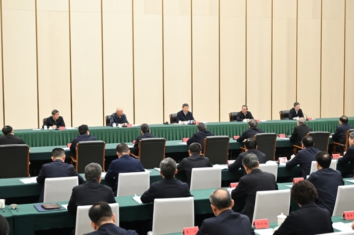 3月23日，中共中央總書記、國家主席、中央軍委主席習(xí)近平在河北雄安新區(qū)考察，并主持召開深入推進(jìn)雄安新區(qū)高質(zhì)量建設(shè)和發(fā)展座談會。這是23日下午，習(xí)近平主持召開深入推進(jìn)雄安新區(qū)高質(zhì)量建設(shè)和發(fā)展座談會并發(fā)表重要講話。新華社記者 謝環(huán)馳 攝