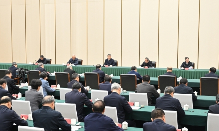 3月23日，中共中央總書記、國家主席、中央軍委主席習(xí)近平在河北雄安新區(qū)考察，并主持召開深入推進(jìn)雄安新區(qū)高質(zhì)量建設(shè)和發(fā)展座談會。這是23日下午，習(xí)近平主持召開深入推進(jìn)雄安新區(qū)高質(zhì)量建設(shè)和發(fā)展座談會并發(fā)表重要講話。新華社記者 燕雁 攝