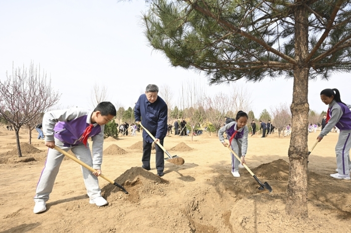 3月30日，黨和國家領(lǐng)導(dǎo)人習(xí)近平、李強(qiáng)、趙樂際、王滬寧、蔡奇、丁薛祥、李希等來到北京市昌平區(qū)百善鎮(zhèn)參加首都義務(wù)植樹活動。這是習(xí)近平同大家一起植樹。新華社記者 燕雁 攝