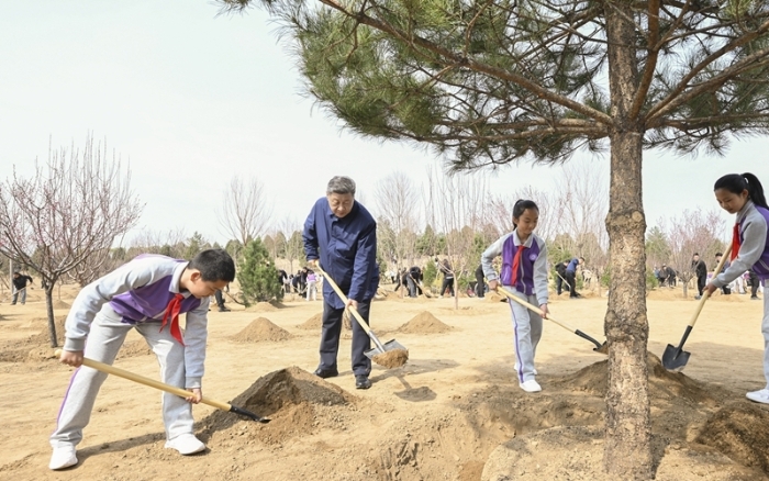 3月30日，黨和國家領(lǐng)導(dǎo)人習(xí)近平、李強(qiáng)、趙樂際、王滬寧、蔡奇、丁薛祥、李希等來到北京市昌平區(qū)百善鎮(zhèn)參加首都義務(wù)植樹活動。這是習(xí)近平同大家一起植樹。新華社記者 謝環(huán)馳 攝