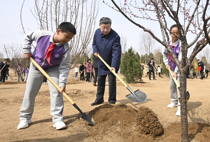②3月30日，黨和國家領(lǐng)導(dǎo)人習(xí)近平、李強(qiáng)、趙樂際、王滬寧、蔡奇、丁薛祥、李希等來到北京市昌平區(qū)百善鎮(zhèn)參加首都義務(wù)植樹活動。這是習(xí)近平同大家一起植樹。新華社記者 燕雁 攝