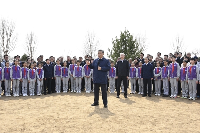 3月30日，黨和國家領(lǐng)導(dǎo)人習(xí)近平、李強(qiáng)、趙樂際、王滬寧、蔡奇、丁薛祥、李希等來到北京市昌平區(qū)百善鎮(zhèn)參加首都義務(wù)植樹活動。這是習(xí)近平同在場的干部群眾、少先隊(duì)員親切交談。新華社記者 謝環(huán)馳 攝