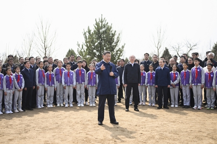 3月30日，黨和國家領(lǐng)導(dǎo)人習(xí)近平、李強(qiáng)、趙樂際、王滬寧、蔡奇、丁薛祥、李希等來到北京市昌平區(qū)百善鎮(zhèn)參加首都義務(wù)植樹活動。這是習(xí)近平同在場的干部群眾、少先隊(duì)員親切交談。新華社記者 燕雁 攝