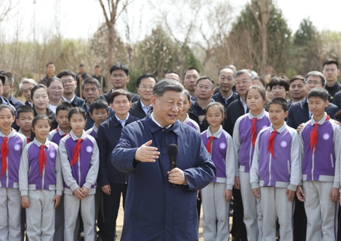 3月30日，黨和國家領(lǐng)導(dǎo)人習(xí)近平、李強(qiáng)、趙樂際、王滬寧、蔡奇、丁薛祥、李希等來到北京市昌平區(qū)百善鎮(zhèn)參加首都義務(wù)植樹活動。這是習(xí)近平同在場的干部群眾、少先隊(duì)員親切交談。新華社記者 黃敬文 攝