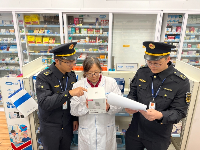 圖為該局執(zhí)法人員在一家藥店核查常用醫(yī)療器械外包裝上標(biāo)示的相關(guān)信息。（孫建新 攝）