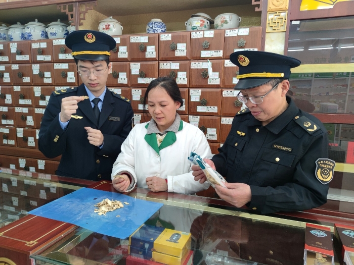 圖為該局執(zhí)法人員在零售藥店檢查中藥飲片儲(chǔ)存及質(zhì)量狀況。（鄢國(guó)卿 攝）