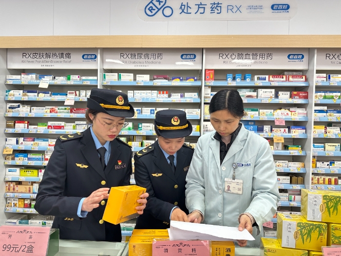 圖為4月2日，開封市順河回族區(qū)市場(chǎng)監(jiān)管局執(zhí)法人員在景區(qū)周邊藥店檢查藥品購進(jìn)渠道。（韓吳琦 金碩 攝）