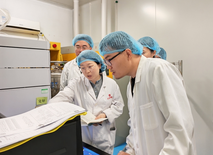 圖為第一檢查分局執(zhí)法人員對企業(yè)阿膠特征多肽的鑒別并檢查含量測定圖譜。（田松林 攝）