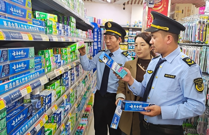 圖為4月10日該局執(zhí)法人員在一家超市檢查牙膏的標(biāo)簽標(biāo)識(shí)是否符合要求。（王雨林 王彥君 攝）