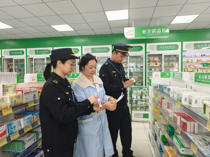 圖為該局執(zhí)法人員在一家藥店內(nèi)檢查相關抗過敏藥品。（李瑤 孫建新 攝）