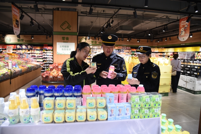 圖為4月17日，執(zhí)法人員正在一家商超檢查兒童化妝品標(biāo)識情況。（通訊員 韓吳琦）