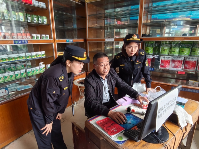 圖為4月22日，該局執(zhí)法人員在一家藥店通過核查處方的方式檢查執(zhí)業(yè)藥師是否存在“掛證”行為。（錢存 文光輝 攝）