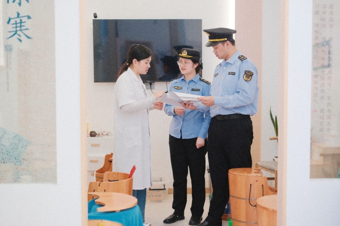 圖為臨海市市場監(jiān)管局執(zhí)法人員檢查醫(yī)療器械產(chǎn)品銘牌和進貨查驗資料。（楊巧紅 攝）