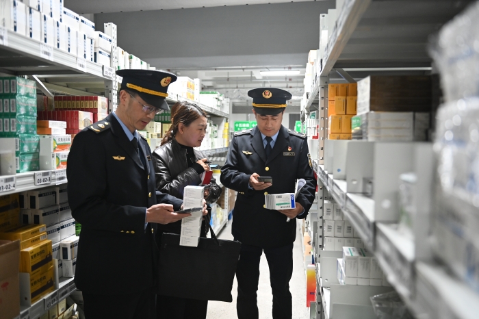 圖為第五分局執(zhí)法人員聯(lián)合屬地市場監(jiān)管局對一家藥品零售連鎖總部及其門店開展協(xié)同檢查。（任向鋒 攝）
