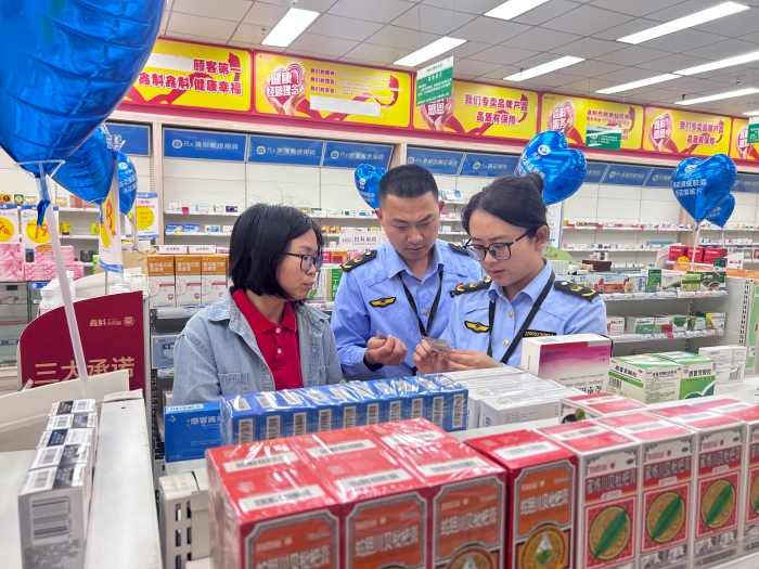 圖為5月13日，執(zhí)法人員在一家零售藥店通過核查藥品標(biāo)簽檢查藥品質(zhì)量
