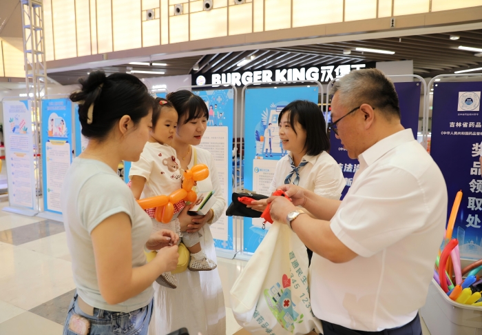 圖為工作人員解答市民有關(guān)藥品安全投訴舉報相關(guān)問題。（葉陽歡攝）(1)