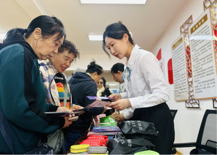 圖為吉林省藥品舉報中心聯(lián)合社區(qū)開展“藥品安全科普講堂”活動。
