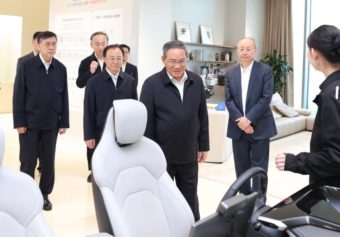 5月18日，中共中央政治局常委、國(guó)務(wù)院總理李強(qiáng)在北京調(diào)研。這是李強(qiáng)在小米汽車(chē)科技有限公司調(diào)研。新華社記者 黃敬文 攝